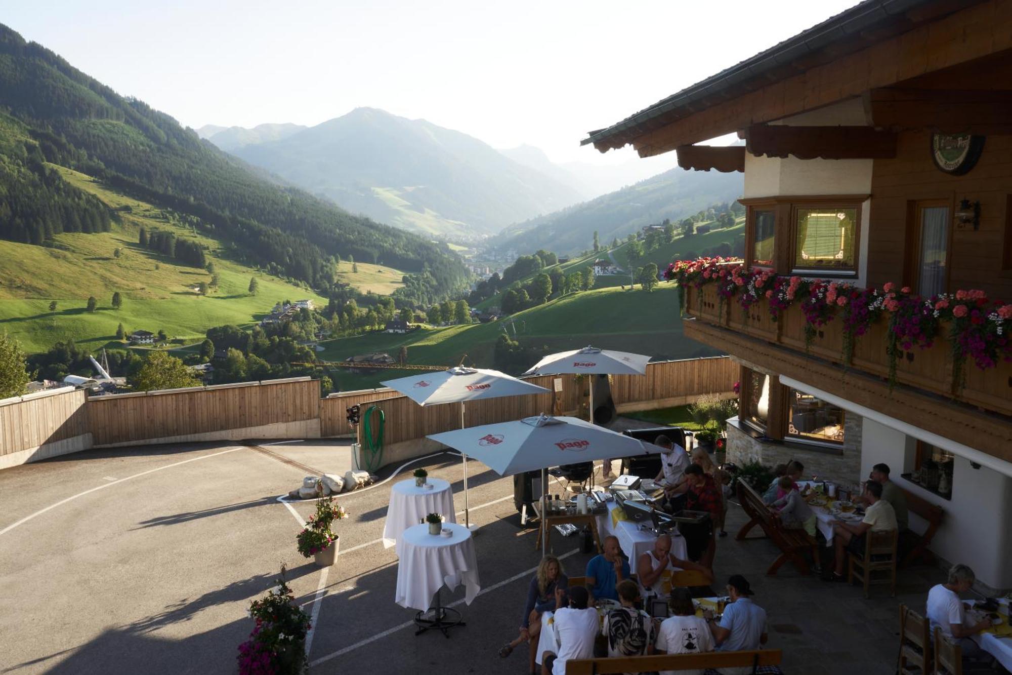 Landhaus Saalbach - Joker Card Included In Summer Bed & Breakfast Exterior photo